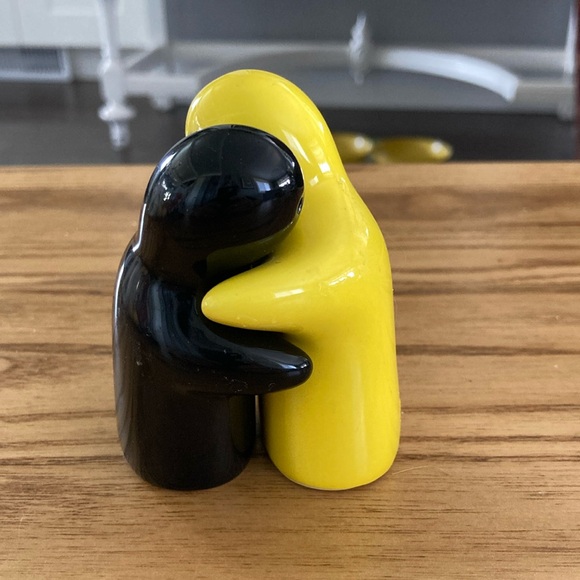 Hugging salt & pepper shakers - Picture 1 of 4